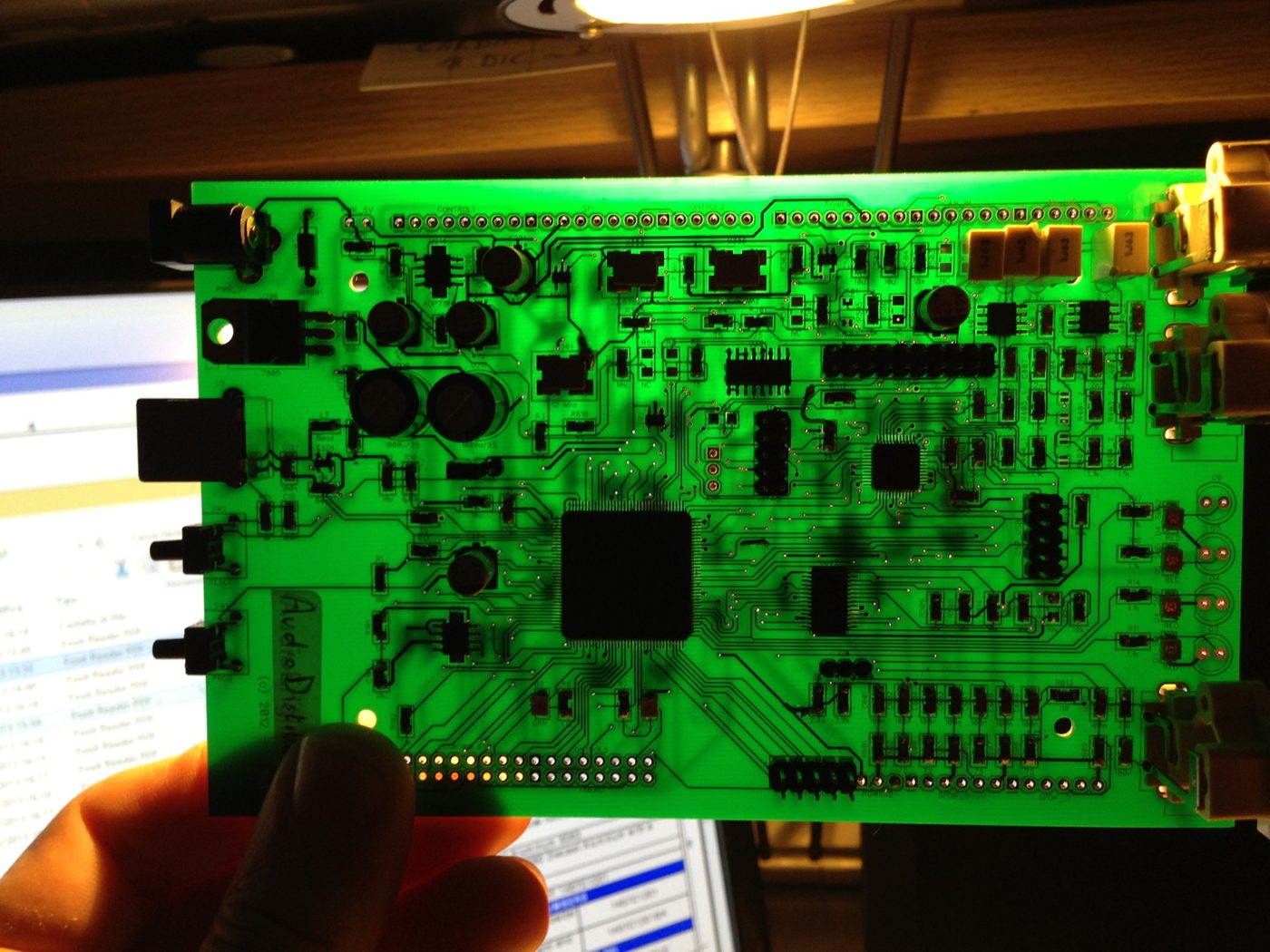 Scheda audio su misura illuminata in controluce