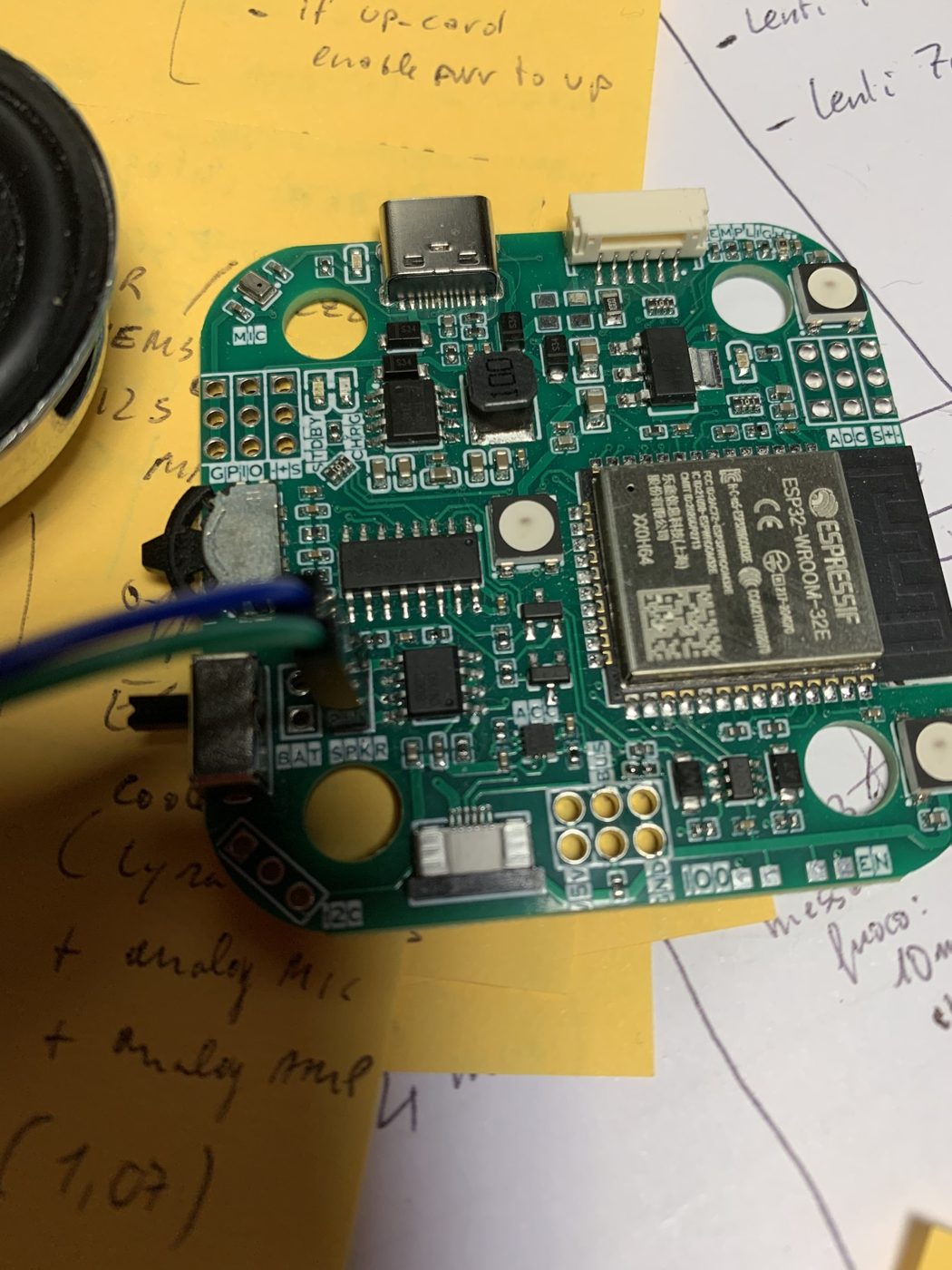 Scheda tonda con ESP32, microfono, amplificatore e altoparlante per misura, segnalazione e controllo